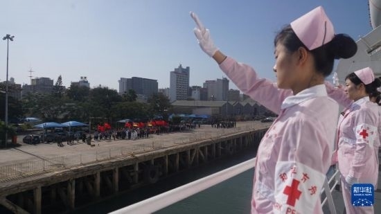 當(dāng)?shù)貢r間8月16日上午10時許，執(zhí)行“和諧使命-2024”任務(wù)的中國海軍“和平方舟”號醫(yī)院船圓滿結(jié)束對莫桑比克的訪問，駛離馬普托港，前往本次任務(wù)第五站南非。新華社發(fā)（曹春耀 攝）