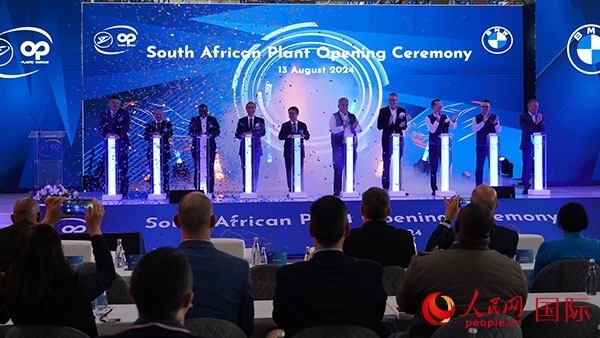 嘉賓點(diǎn)亮燈柱。人民網(wǎng) 張茜攝