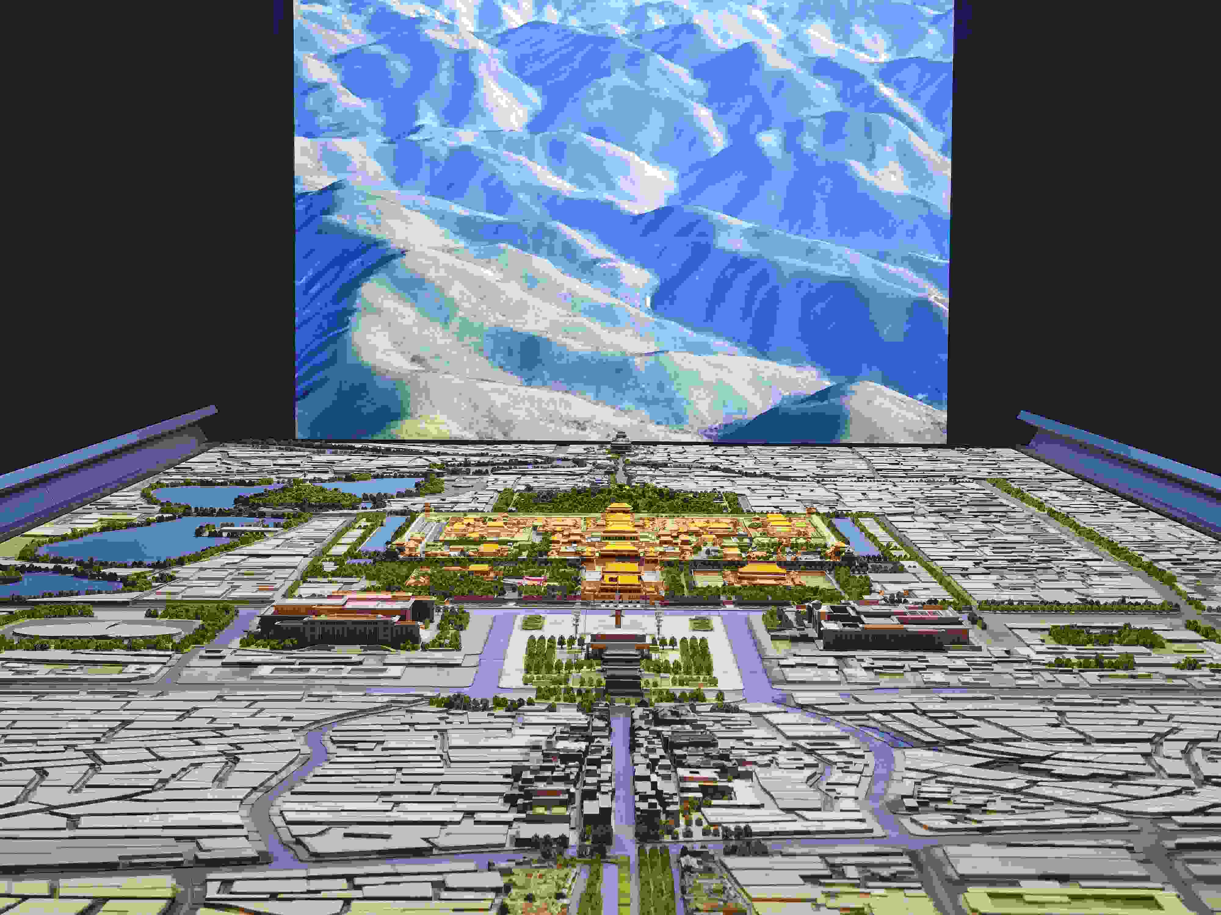 2023年3月，北京首都博物館精心制作的16米長(zhǎng)中軸線沙盤(pán)，配以立體投影技術(shù)，展現(xiàn)了北京中軸線之壯美。