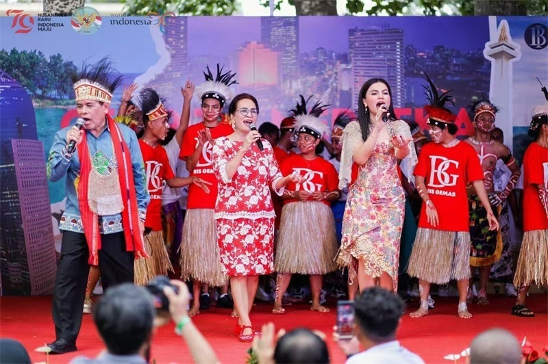 大使夫婦與演員一起共唱《明天會更好》。