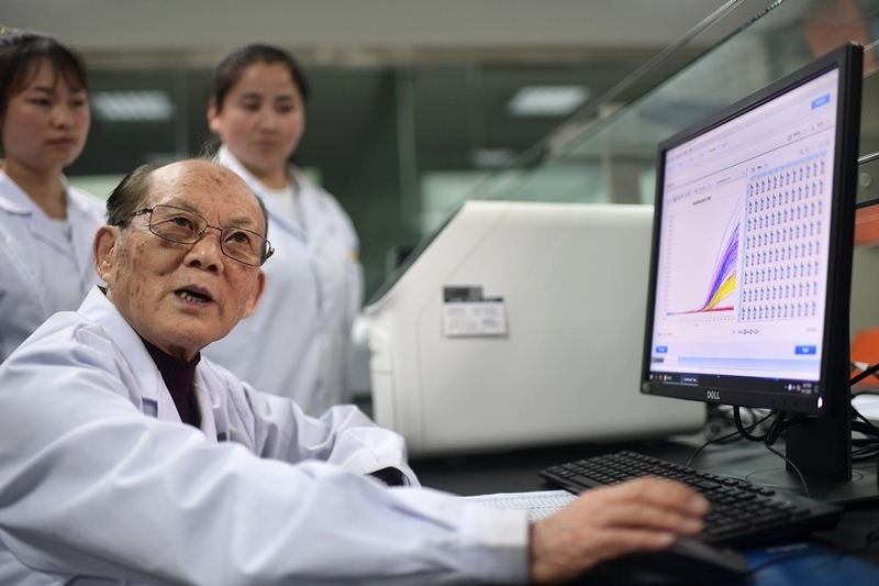 2021年6月17日，吳天一（前）在青海西寧的實(shí)驗(yàn)室內(nèi)和學(xué)生討論。