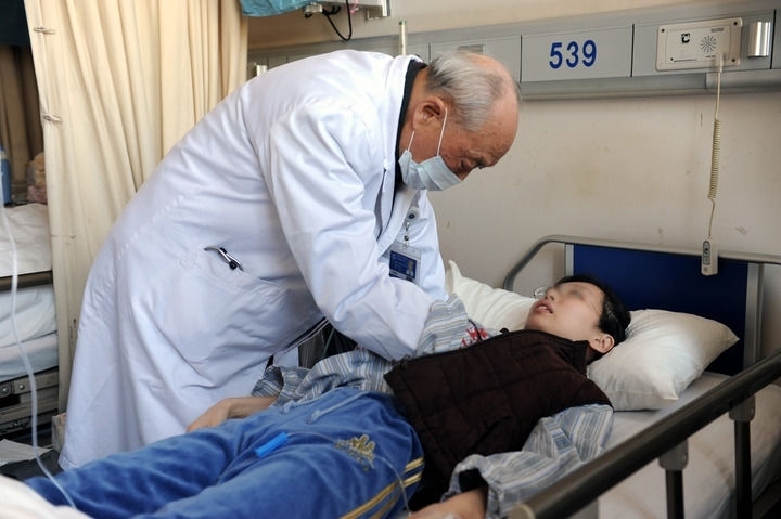 瑞金醫(yī)院終身教授王振義在上海瑞金醫(yī)院為病人看?。ㄙY料照片）。 新華社發(fā)