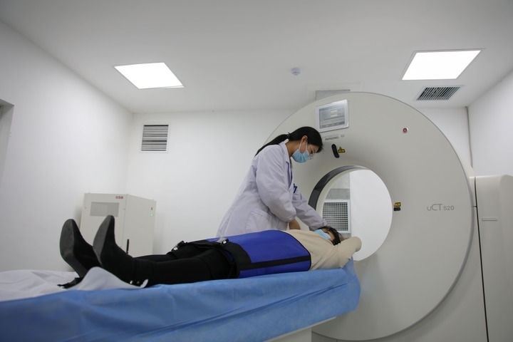 2023年3月2日，安徽省合肥市包河區(qū)煙墩街道社區(qū)衛(wèi)生服務(wù)中心的醫(yī)護(hù)人員為患者進(jìn)行CT檢查。 新華社記者 曹力 攝