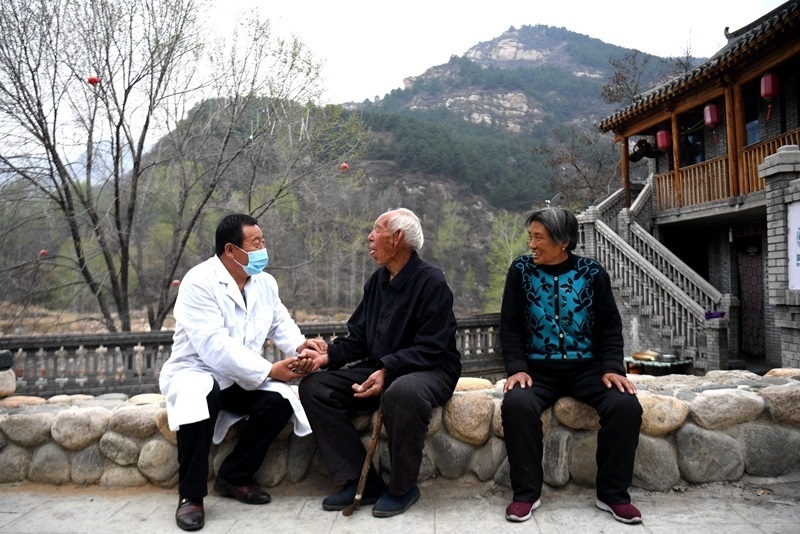 2020年4月15日，在河北阜平縣龍泉關(guān)鎮(zhèn)駱駝灣村，村醫(yī)霍建國(guó)為村民把脈。