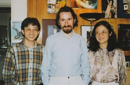 1992年，朱銳（左）赴美國(guó)杜蘭大學(xué)攻讀心靈哲學(xué)與認(rèn)知科學(xué)，師從心靈哲學(xué)和認(rèn)知科學(xué)家Radu Bogdan（中），右為朱銳師姐、北師大教授田平。