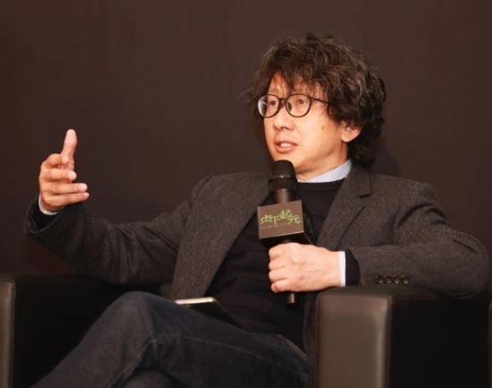 在學(xué)術(shù)論壇上發(fā)言的朱銳。（受訪者供圖）