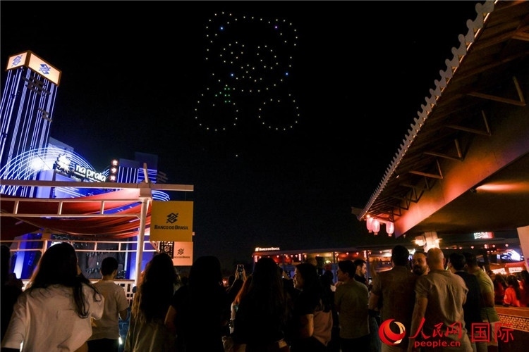 當(dāng)?shù)孛癖娪^看無(wú)人機(jī)表演。人民網(wǎng)記者 宋亦然攝