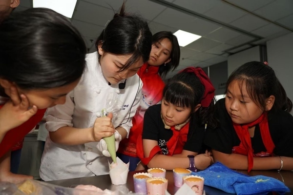 一日營首發(fā)團探訪技能大師工作室并現(xiàn)場開展實踐體驗活動。徐匯區(qū)總工會供圖