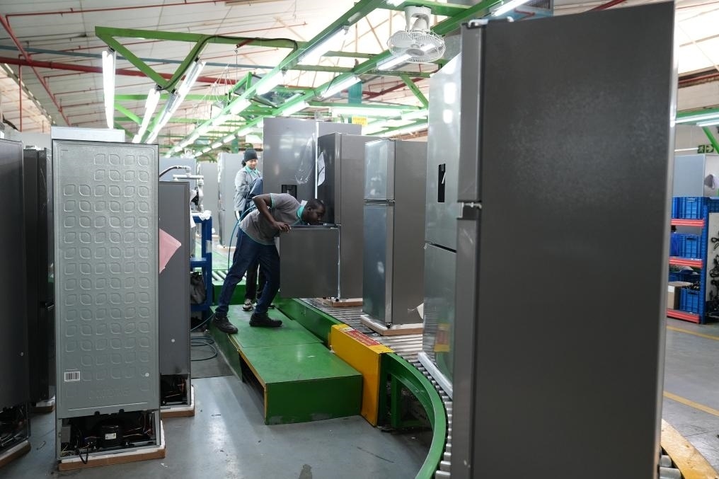 8月14日，在南非開普敦，當?shù)貑T工在海信南非工業(yè)園的冰箱生產(chǎn)線上工作。新華社記者王雷攝