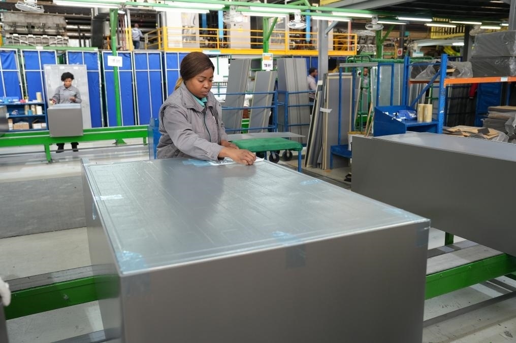 8月14日，在南非開普敦，當?shù)貑T工在海信南非工業(yè)園的冰箱生產(chǎn)線上工作。新華社記者王雷攝