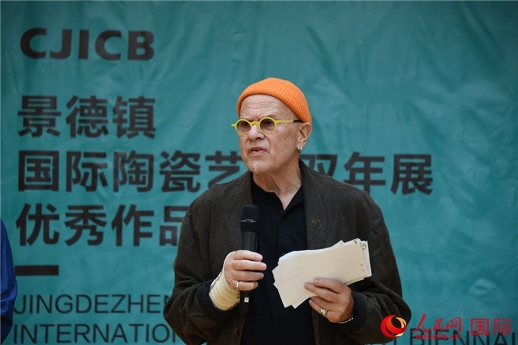 瑞典藝術(shù)家托比恩·卡爾斯博致辭。人民網(wǎng)記者 殷淼攝