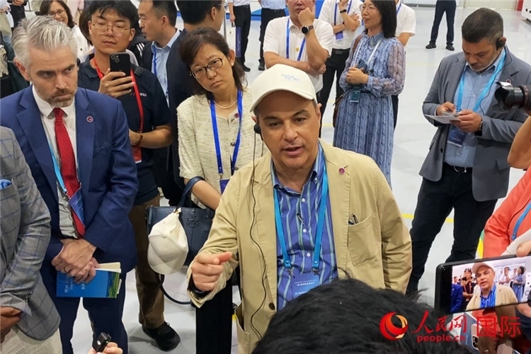 阿根廷駐華大使馬致遠(yuǎn)與億華通動力科技有限公司總經(jīng)理于民討論關(guān)切問題。人民網(wǎng) 宋歌攝