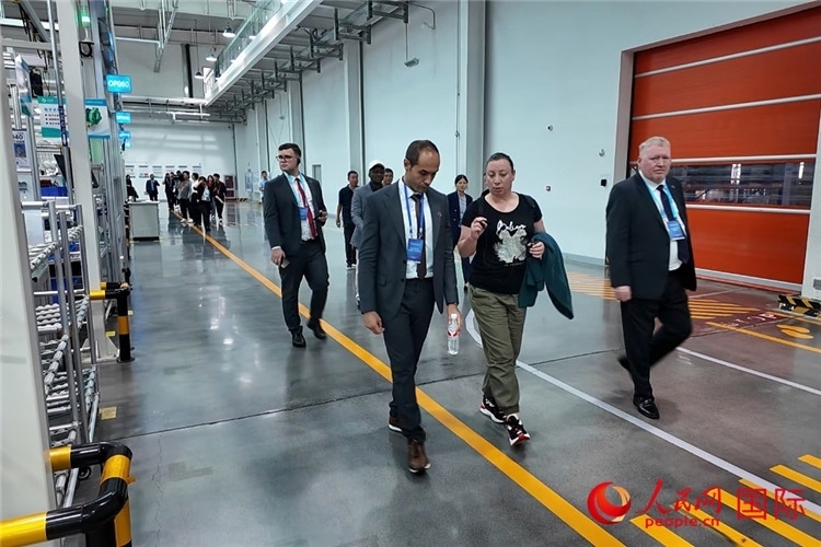 駐華外交官和國際組織駐華代表參觀億華通動力科技有限公司生產(chǎn)車間。人民網(wǎng)記者 方童攝