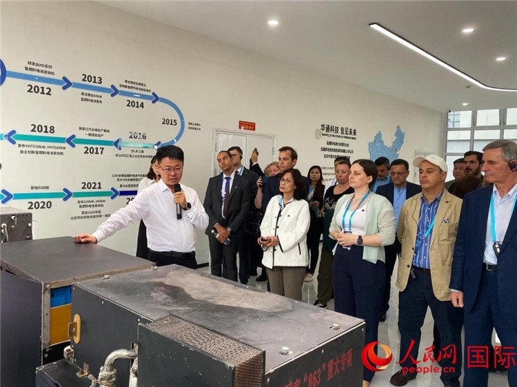 于民向駐華外交官和國際組織駐華代表介紹企業(yè)發(fā)展情況。人民網(wǎng) 宋歌攝