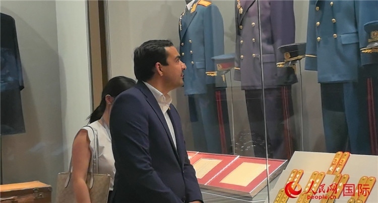 毛里求斯民議會議長阿德里安·夏爾·杜瓦爾參觀中國共產(chǎn)黨歷史展覽館。人民網(wǎng) 鐘文興攝