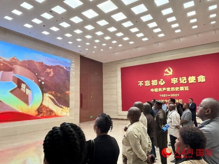 代表團(tuán)參觀“不忘初心 牢記使命”中國共產(chǎn)黨歷史展覽。人民網(wǎng) 曹欣悅攝