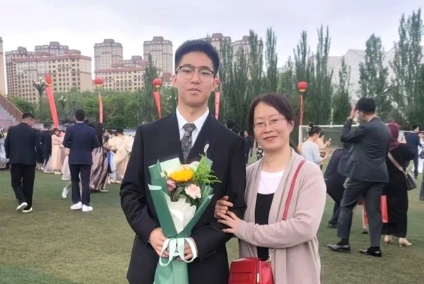 劉傲寒和媽媽合影。北航供圖