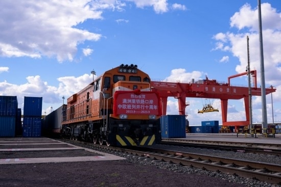 2023年9月20日，一列中歐班列行駛在內(nèi)蒙古滿洲里站貨運車間集裝箱場。作為我國向北開放的“橋頭堡”、中歐班列“東通道”的重要口岸，滿洲里鐵路口岸不斷加大中歐班列通道能力建設(shè)，進(jìn)一步提升運輸效率和品質(zhì)