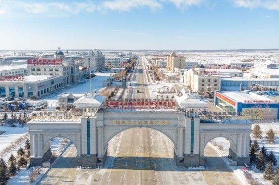 這是2024年1月31日拍攝的中國（黑龍江）自由貿(mào)易試驗區(qū)黑河片區(qū)（無人機照片）。五年來，中國（黑龍江）自由貿(mào)易試驗區(qū)將“試驗田”種成“高產(chǎn)田”，以全省萬分之三的面積，貢獻(xiàn)了全省約五分之一的實際使用外資和七分之一的外貿(mào)進(jìn)出口，在對外合作、降低物流成本、培育特色產(chǎn)業(yè)和新業(yè)態(tài)新模式等方面深入探索，成功產(chǎn)出超過300項制度創(chuàng)新成果。