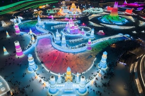 2024年1月1日，來自世界各地的游客在哈爾濱冰雪大世界園區(qū)內(nèi)游玩（無人機照片）。