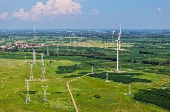 這是2024年7月19日拍攝的內(nèi)蒙古通遼238萬千瓦風(fēng)電項目（無人機照片）。此項目每年可將75億千瓦時清潔電能經(jīng)扎魯特—青州±800（千伏）直流特高壓外送通道送至山東地區(qū)消納，相當(dāng)于滿足受端地區(qū)超過300萬戶居民家庭用電需求，節(jié)約標(biāo)煤261萬噸，減少二氧化碳排放634萬噸。