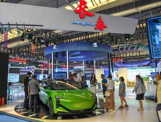 2023年8月23日，人們在第十四屆中國—東北亞博覽會上參觀一汽紅旗新能源車型。