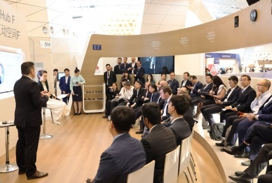 2024年6月26日，嘉賓在第十五屆夏季達(dá)沃斯論壇主會場——遼寧大連國際會議中心參與互動討論。