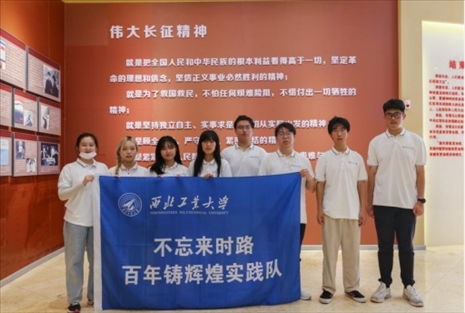 實踐隊員學(xué)習(xí)長征精神。學(xué)校供圖