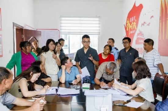 圖為2024年8月6日，重慶市奉節(jié)縣人民法院興隆人民法庭庭長費(fèi)明軍（中）在做調(diào)解工作。蹇懿 攝