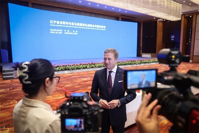 2024年4月26日，寶馬集團(tuán)董事長(zhǎng)齊普策在遼寧省沈陽(yáng)市與寶馬集團(tuán)深化戰(zhàn)略合作簽約儀式現(xiàn)場(chǎng)接受采訪。新華社記者潘昱龍攝