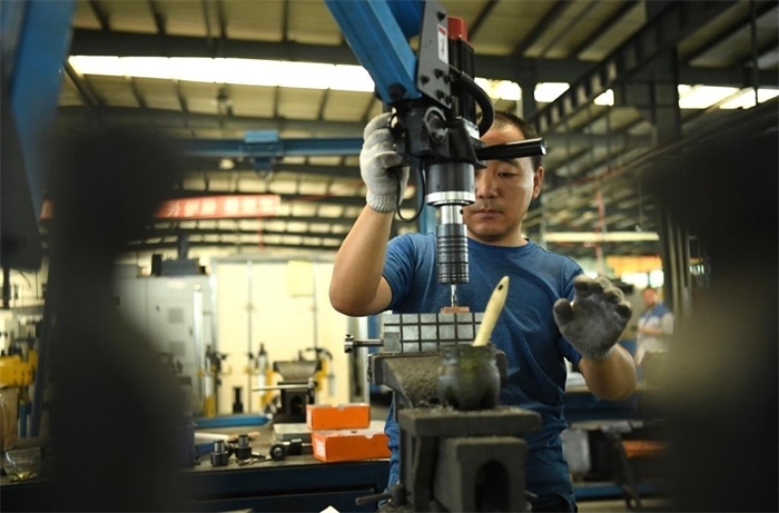 2024年7月30日，在長(zhǎng)春吉林通用機(jī)械（集團(tuán)）有限責(zé)任公司模具裝配生產(chǎn)線(xiàn)，鉗工在進(jìn)行攻絲操作。近年來(lái)，吉林通用機(jī)械（集團(tuán)）有限責(zé)任公司通過(guò)數(shù)字化改造、智能化升級(jí)提高生產(chǎn)效率，提升產(chǎn)業(yè)競(jìng)爭(zhēng)力，已成為全球鋁加工汽車(chē)輕量化零部件知名供應(yīng)商，為奧迪、大眾、寶馬、奔馳、保時(shí)捷等多家品牌主機(jī)廠供應(yīng)零件。新華社記者柳文惠攝