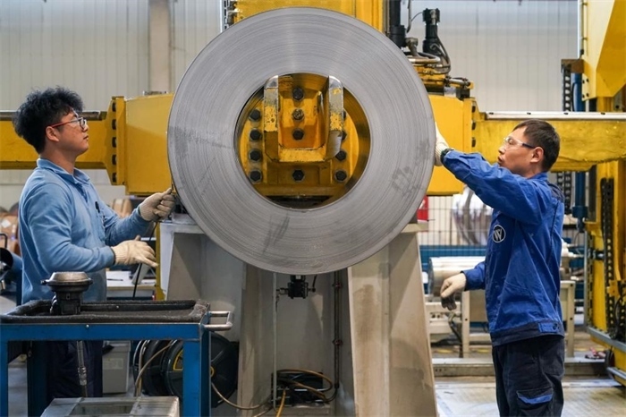 2023年3月16日，工人在位于太倉(cāng)市高新區(qū)的威爾斯新材料（太倉(cāng)）有限公司生產(chǎn)車(chē)間內(nèi)進(jìn)行加工作業(yè)。新華社記者李博攝