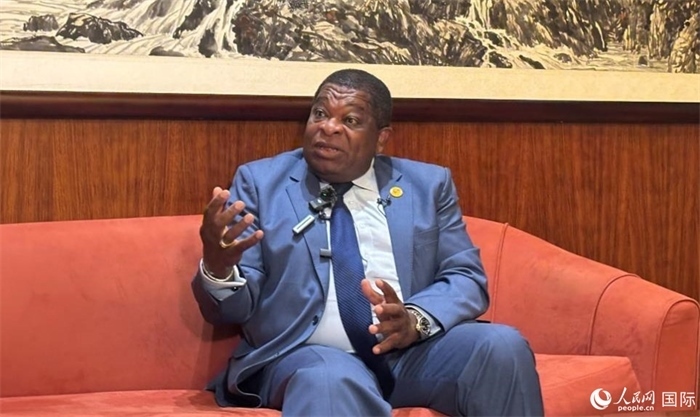 各國議會聯(lián)盟秘書長馬丁·純貢接受采訪。人民網(wǎng) 曹欣悅攝