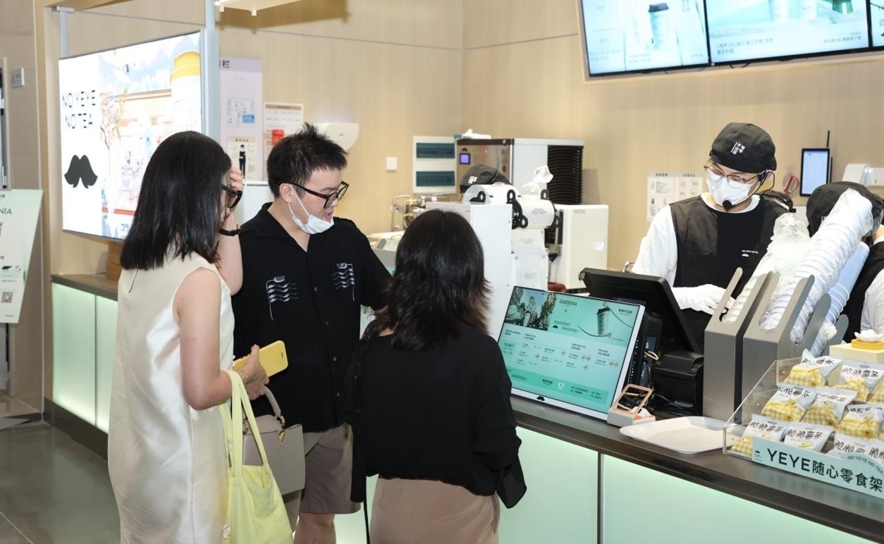 “爺爺不泡茶”奶茶品牌店。人民網(wǎng) 王戰(zhàn)雄攝