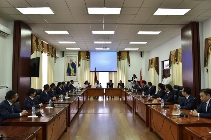 當(dāng)?shù)貢r(shí)間8月20日，圭亞那總統(tǒng)伊爾凡·阿里在圭亞那首都喬治敦鐘阿瑟會(huì)議中心會(huì)見了即將離任的中國(guó)（江蘇）第19期援圭亞那醫(yī)療隊(duì)。 中國(guó)（江蘇）第19期援圭亞那醫(yī)療隊(duì)供圖