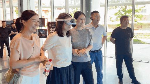 研學(xué)團(tuán)成員正在用VR眼鏡體驗(yàn)。人民網(wǎng) 王戰(zhàn)雄攝