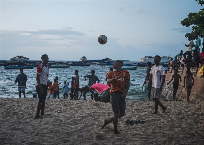2023年12月31日，人們在坦桑尼亞桑給巴爾島海濱踢球。新華社記者王冠森攝