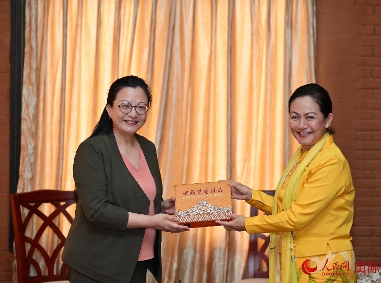 馬珈大使向岱岱楷部長贈送中國特色紀念品。人民網(wǎng)記者 謝佳君攝