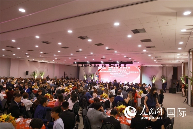 當(dāng)?shù)貢r間8月24日晚，巴西中國浙江商會第六屆理監(jiān)事會就職典禮在里約熱內(nèi)盧舉行。圖為就職典禮現(xiàn)場。人民網(wǎng)記者 陳海琪攝