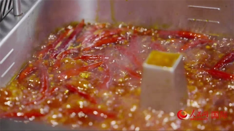 成都麻辣火鍋。人民網(wǎng)記者 張榮攝