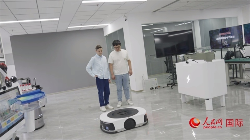 睿樂達機器人充電停車場。人民網(wǎng)記者 張榮攝