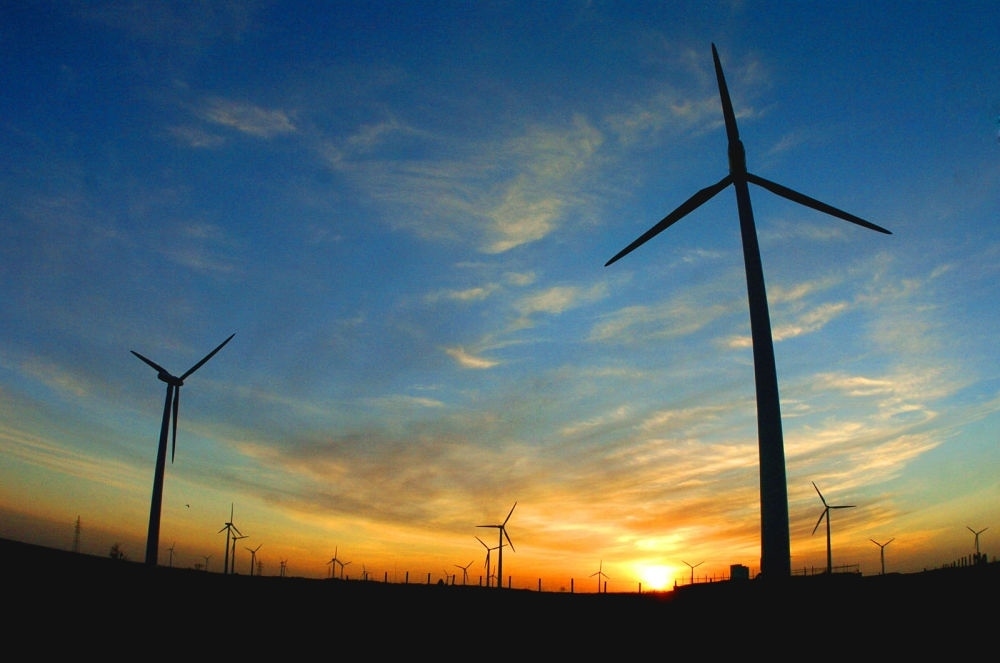 2005年，吉林省白城市通榆縣境內(nèi)幾十部風(fēng)力發(fā)電機(jī)組在工作。新華社發(fā)