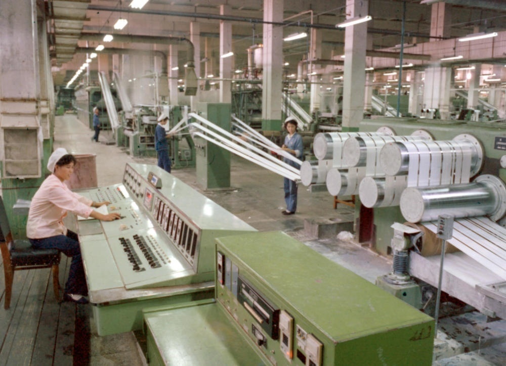 1981年，東北遼陽(yáng)石油化學(xué)纖維廠抽絲車間一角。新華社發(fā)