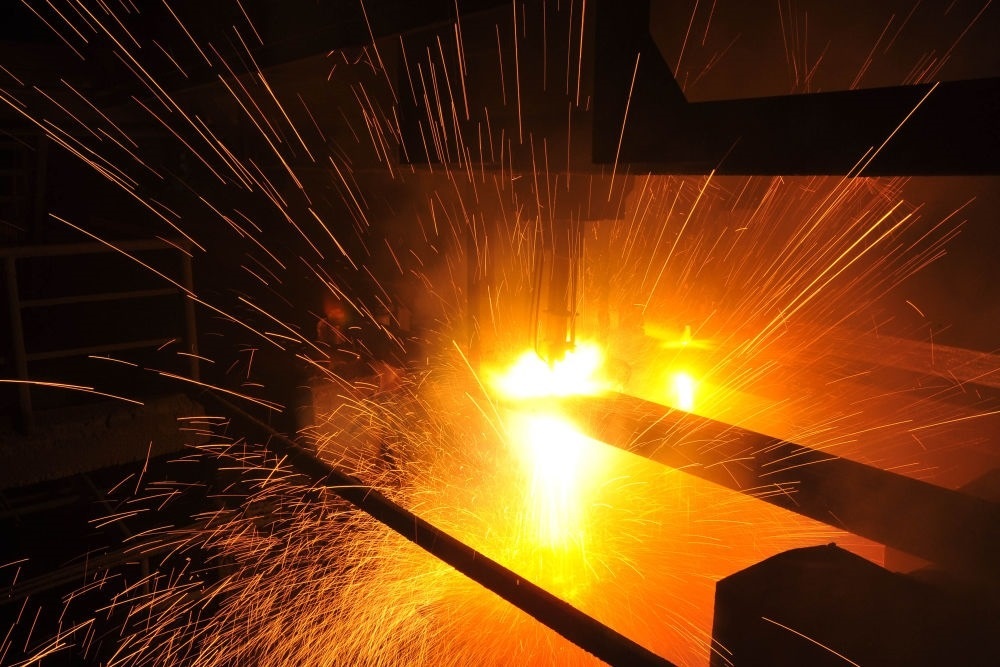 2015年3月10日，東北特鋼集團(tuán)大連基地生產(chǎn)的合金鋼連鑄坯進(jìn)行定尺切割。新華社發(fā)