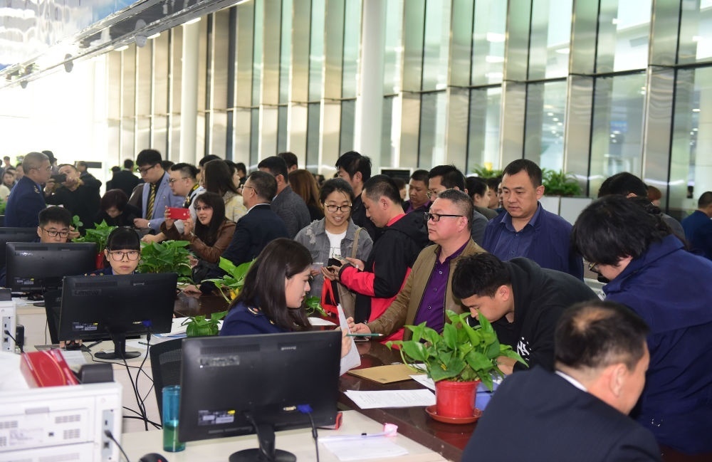 2017年4月10日，中國(guó)（遼寧）自由貿(mào)易試驗(yàn)區(qū)沈陽(yáng)片區(qū)揭牌當(dāng)日，眾多企業(yè)咨詢注冊(cè)。新華社記者楊青攝