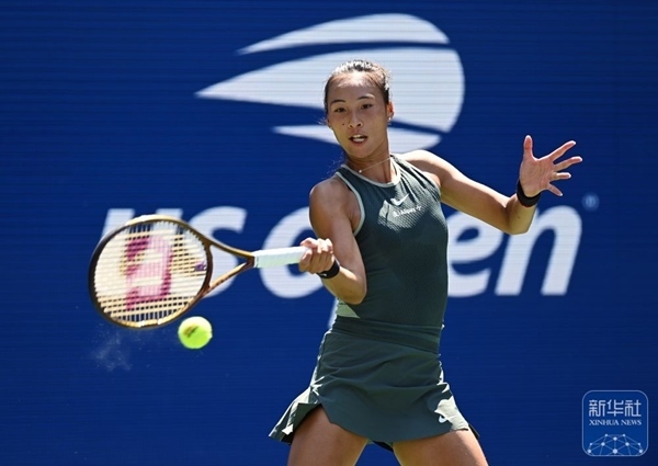 鄭欽文在比賽中回球。新華社記者 李睿 攝