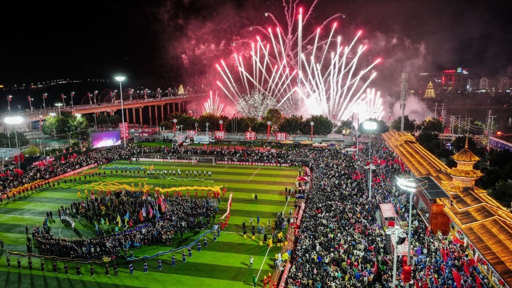 2024全國“村晚”示范展示活動暨貴州“村超村晚”舉行音樂煙花秀表演（無人機照片，2024年2月3日攝）。新華社記者 劉續(xù) 攝