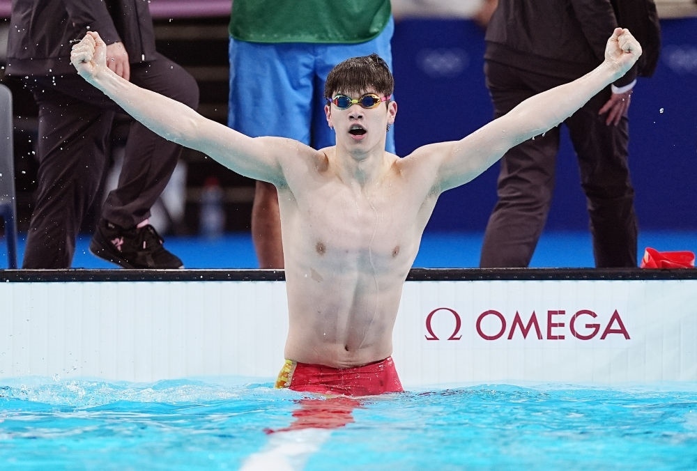中國選手潘展樂在巴黎奧運會游泳男子100米自由泳決賽后慶祝奪冠及打破世界紀錄（2024年7月31日攝）。新華社記者 杜宇 攝