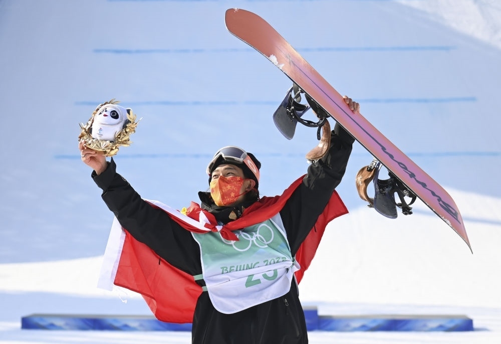 蘇翊鳴在北京2022年冬奧會單板滑雪男子大跳臺決賽奪冠后慶祝（2022年2月15日攝）。新華社記者 黃宗治 攝