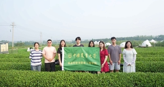 在山東日照，中國農(nóng)業(yè)大學(xué)食品學(xué)院實踐團就農(nóng)業(yè)生產(chǎn)智能化設(shè)備、肥料選用等問題開展實地調(diào)研，并面向300余名村民陸續(xù)開展4次科普宣講。校方供圖